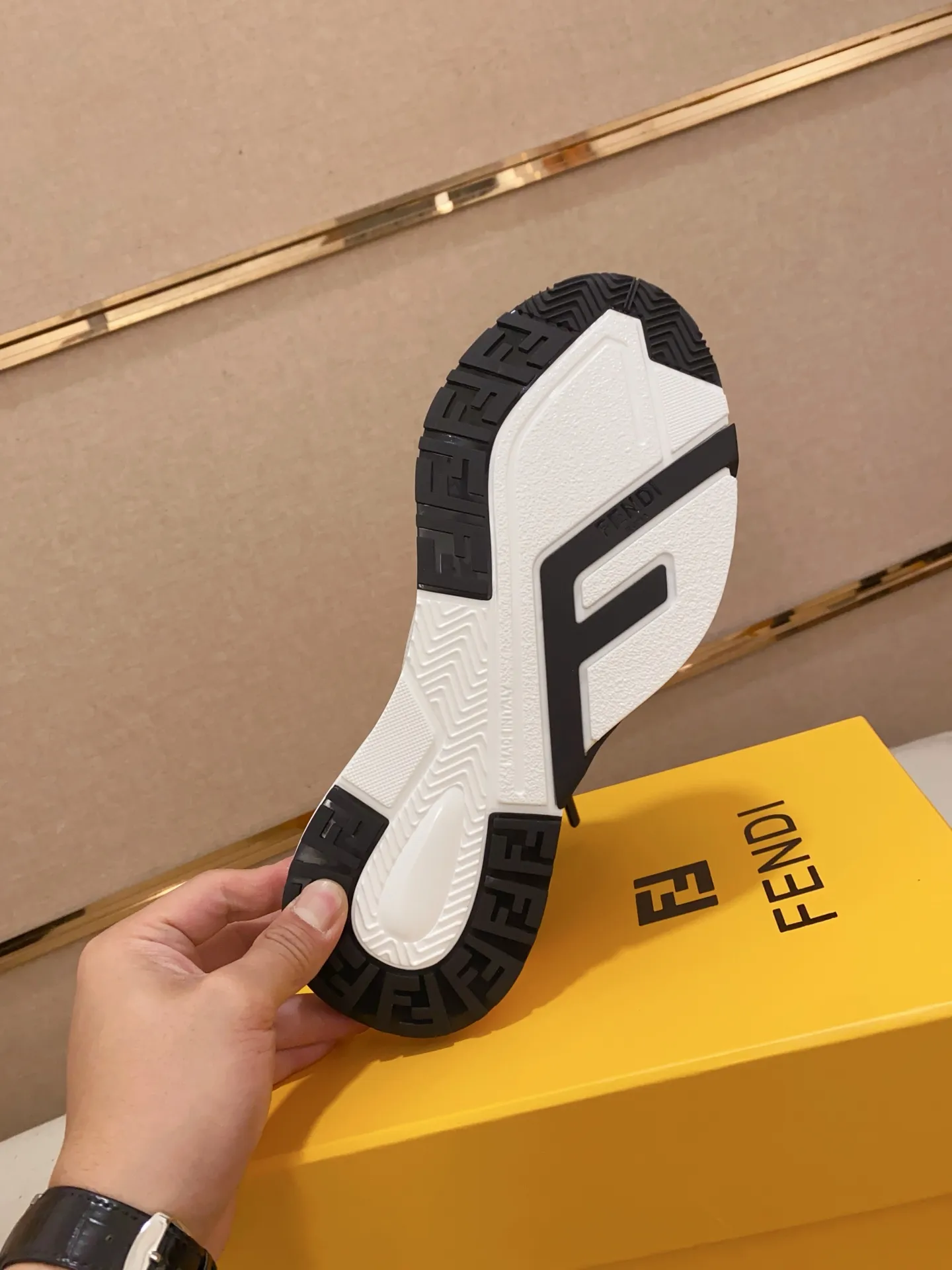 Men's shoes💰: 540💰(Higher version) [Fendi] Fendi's latest casual shoes for men! Available at counters simultaneously! A one-to-one replica of the original. Made entirely of imported top-grain calfskin, the interior is made of top-grain water-dyed cowhide, and the original factory-supplied rubber outsole. Leading new fashion concepts. Matching code: 38-44. 45 can be customized and non-returnable!
